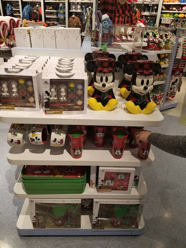 Toy Store «Disney Store», reviews and photos, 5220 Fashion Outlets Way, Rosemont, IL 60018, USA