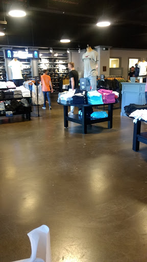 Clothing Store «Hollister Co. Outlet», reviews and photos, 651 Kapkowski Rd, Elizabeth, NJ 07201, USA
