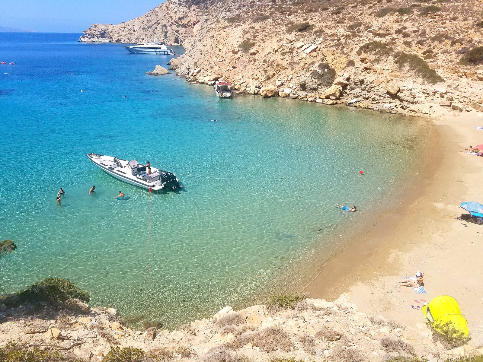 Foto di Karbounolakos beach con una superficie del sabbia beige e ciottoli