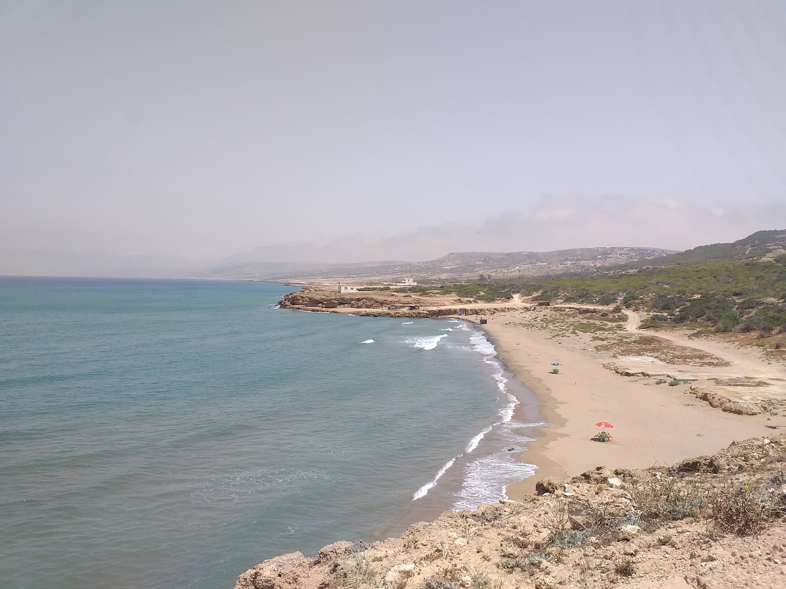 Φωτογραφία του Playa Los Piratos II με φωτεινή λεπτή άμμο επιφάνεια