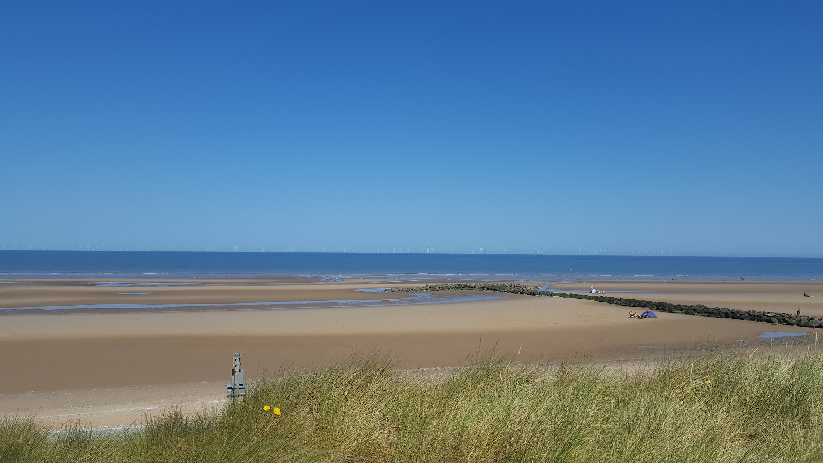 Foto von Ffrith Strand mit heller sand Oberfläche