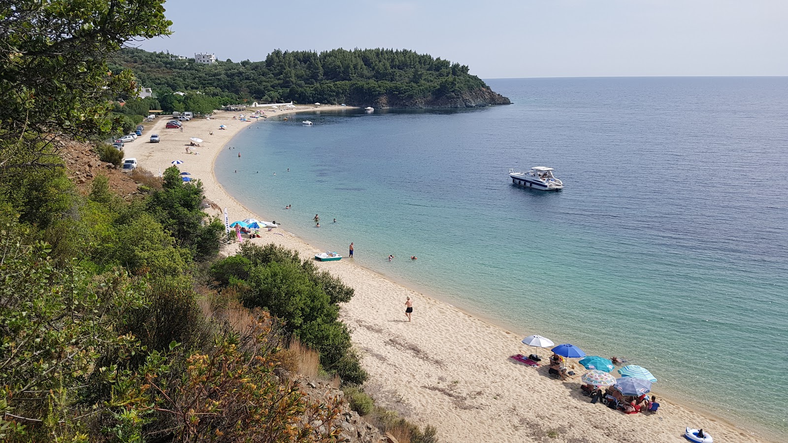 Foto di Paralia Aretes sorretto da scogliere