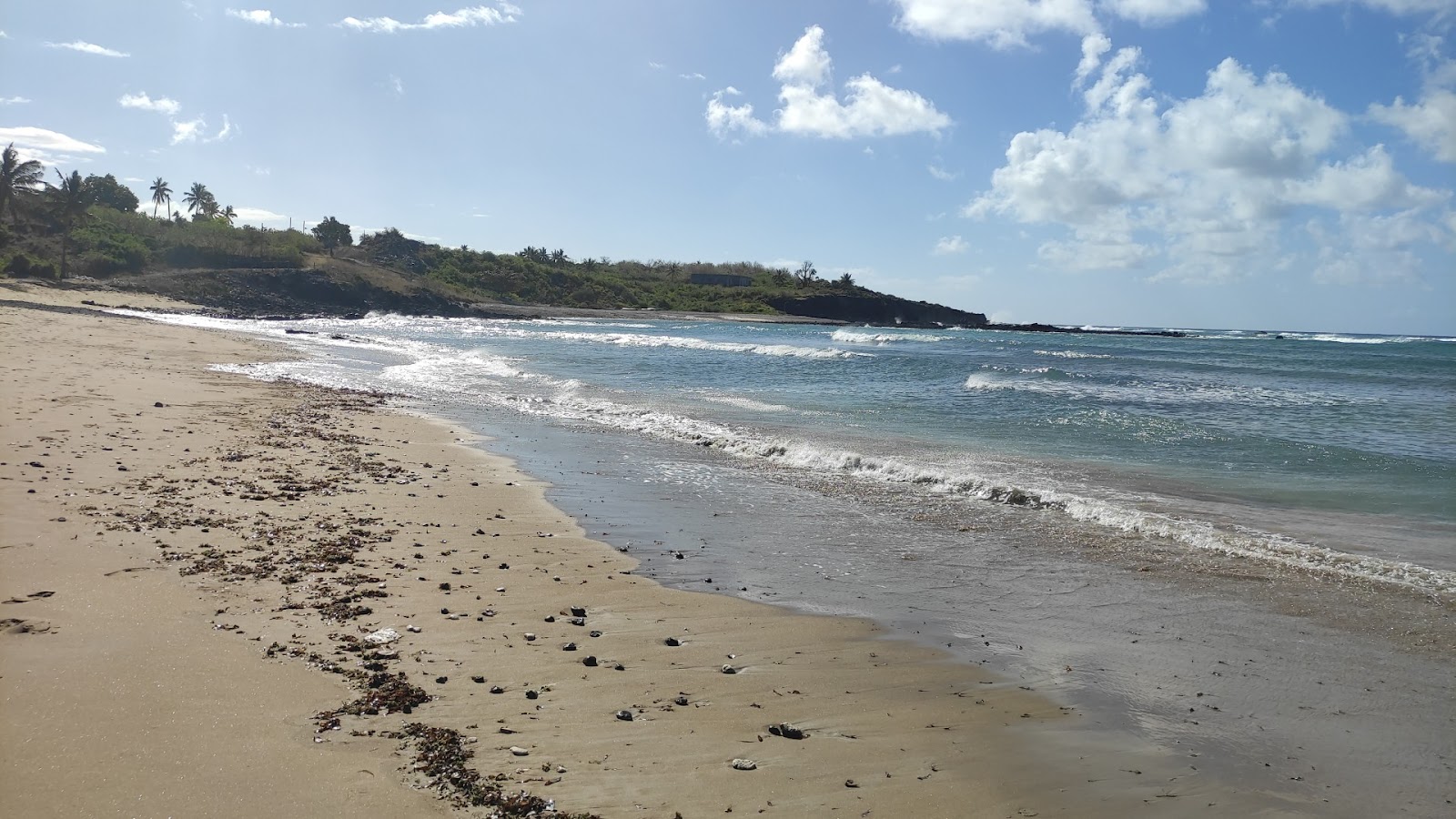 Foto di Ivoini Beach con una superficie del sabbia beige