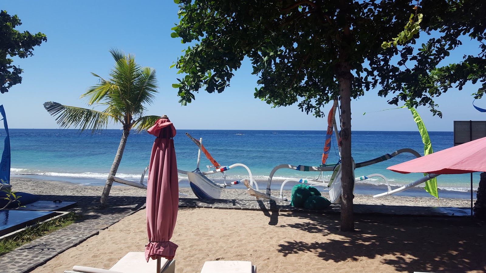 Fotografija Ibus Beach obkrožen z gorami