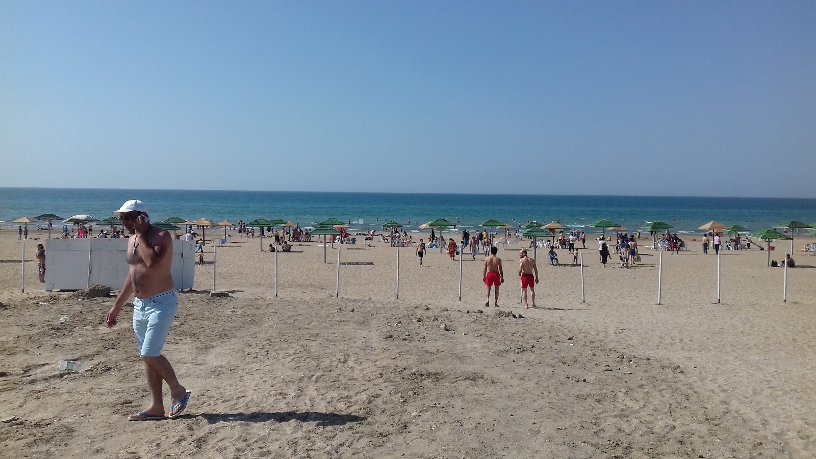 Foto di Pirsagi Beach con una superficie del sabbia beige