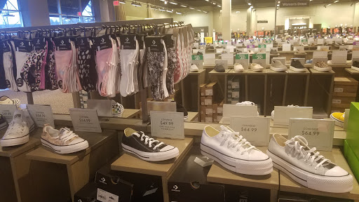 Shoe Store «DSW Designer Shoe Warehouse», reviews and photos, 970 N Milwaukee Ave, Lincolnshire, IL 60069, USA