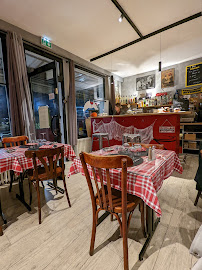 Atmosphère du Restaurant français Aux Canuts Des Dômes - Bouchon Lyonnais à Clermont-Ferrand - n°1