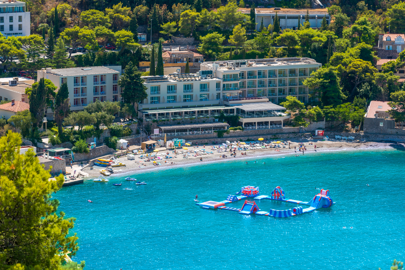 Zdjęcie Vis beach poparte klifami