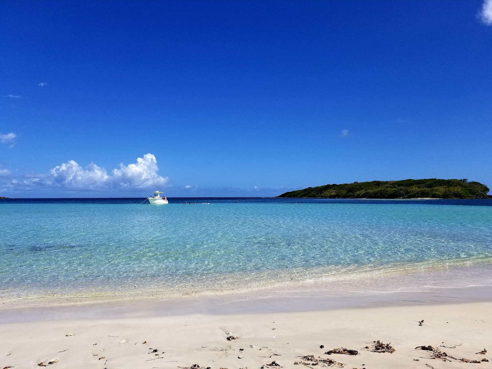 Photo de Playa La Chiva avec l'eau cristalline de surface