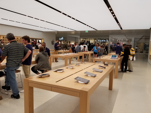 Computer Store «Apple Woodland», reviews and photos, 3195 28th St SE, Grand Rapids, MI 49512, USA