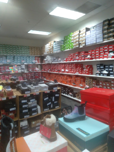 Shoe Store «Off Broadway Shoe Warehouse», reviews and photos, 8600 Ward Pkwy, Kansas City, MO 64114, USA