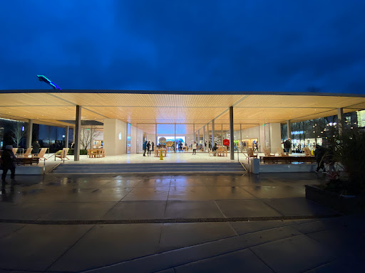 Apple University Village, 2656 NE University Village St, Seattle, WA 98105, USA, 