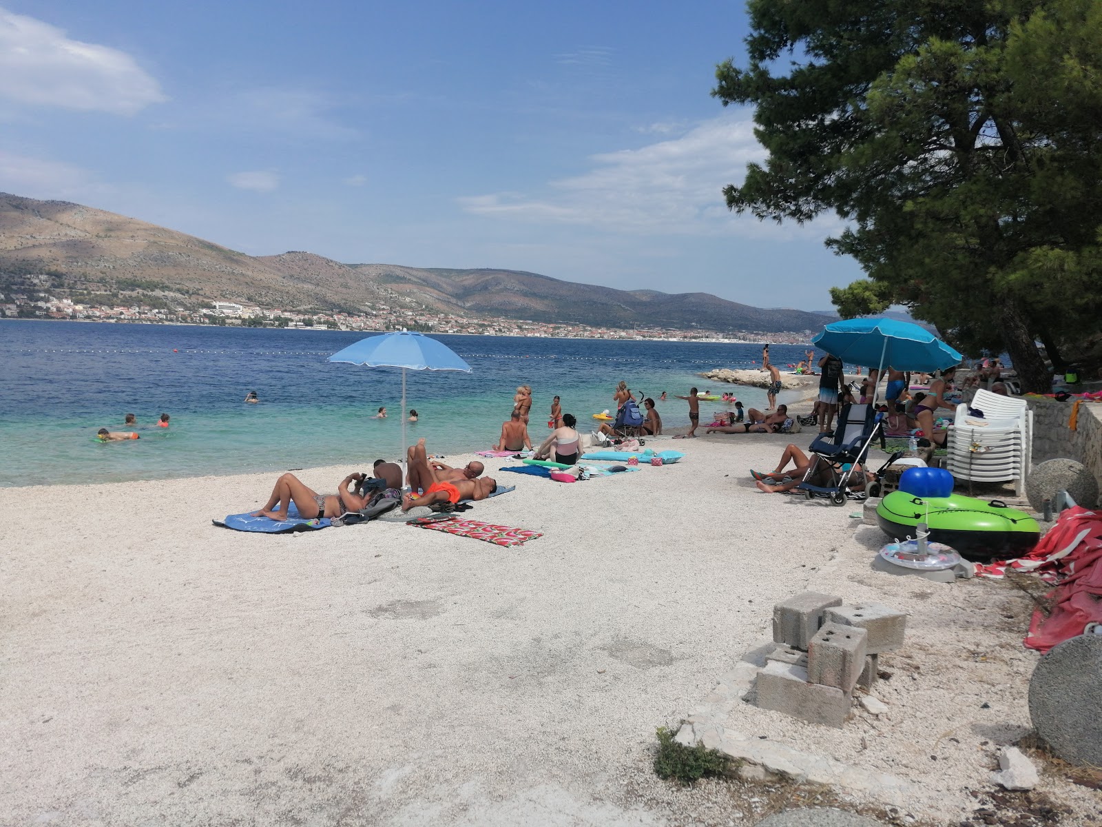 Stari Porat beach的照片 带有轻质细卵石表面