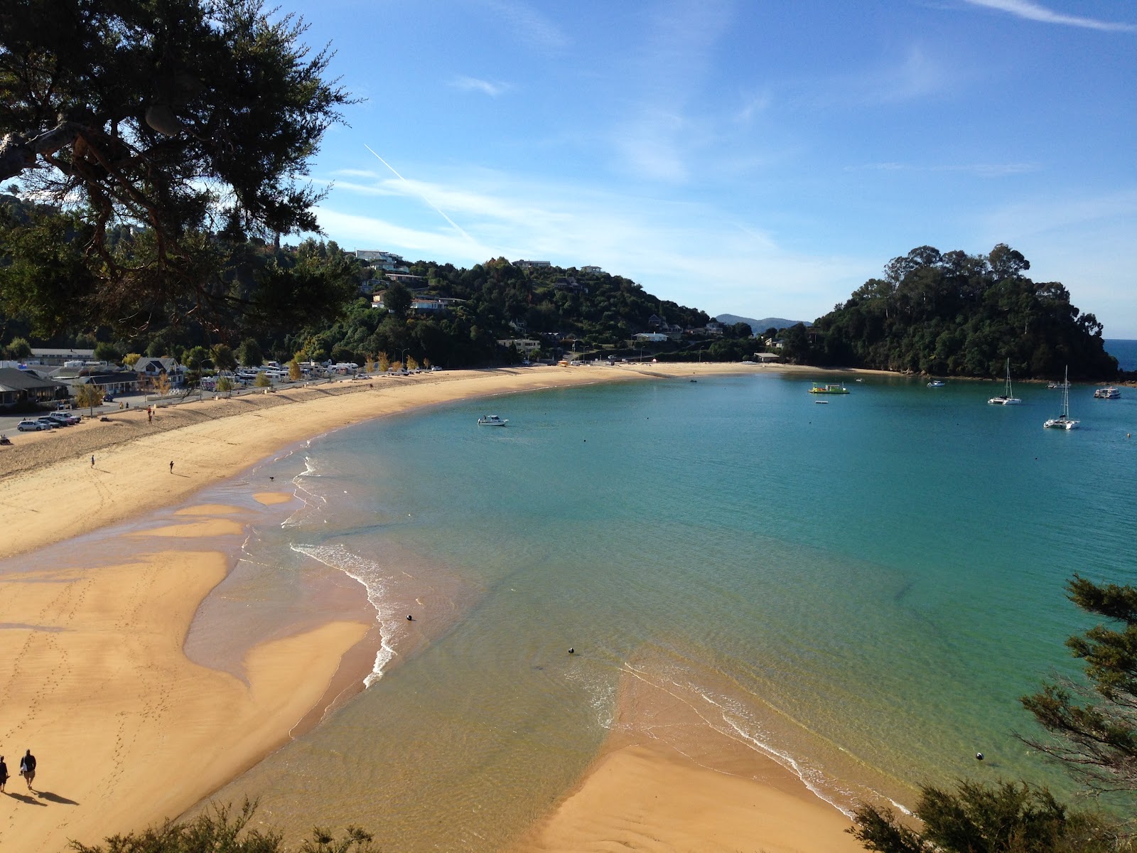 Foto di Kaiteriteri Beach con una superficie del sabbia beige fine