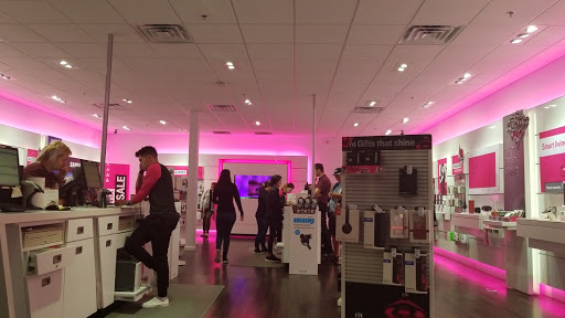 Cell Phone Store «T-Mobile», reviews and photos, 2402 James L Redman Pkwy, Plant City, FL 33566, USA