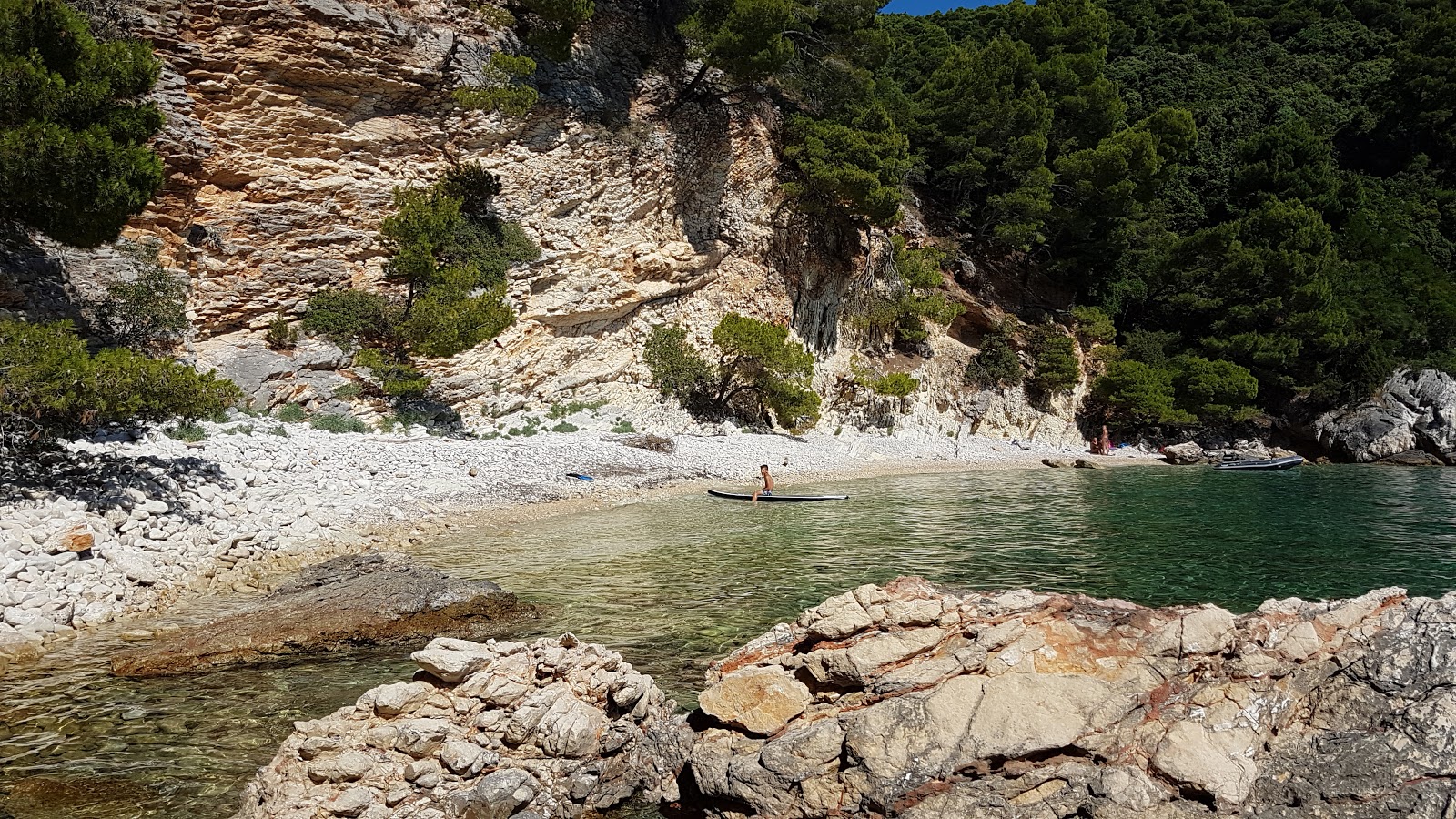 Zdjęcie Lirica beach z powierzchnią beżowe kamyki