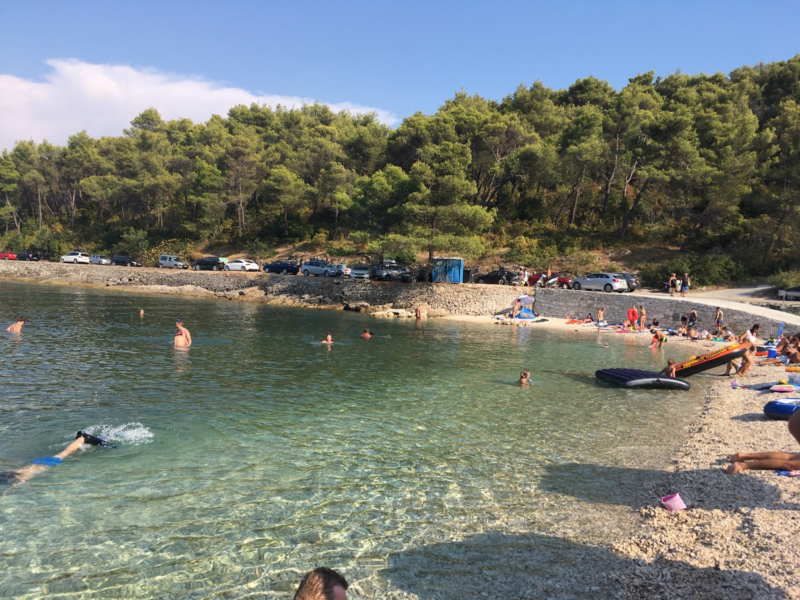 Φωτογραφία του beach Zastup υποστηρίζεται από βράχους