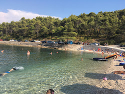 Photo de beach Zastup protégé par des falaises