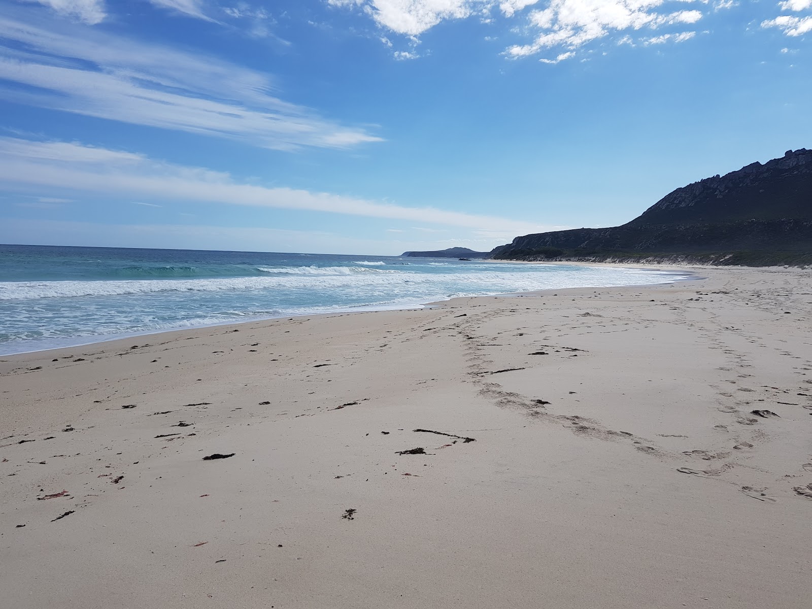 Photo de Four Mile Beach avec rivage droit, long