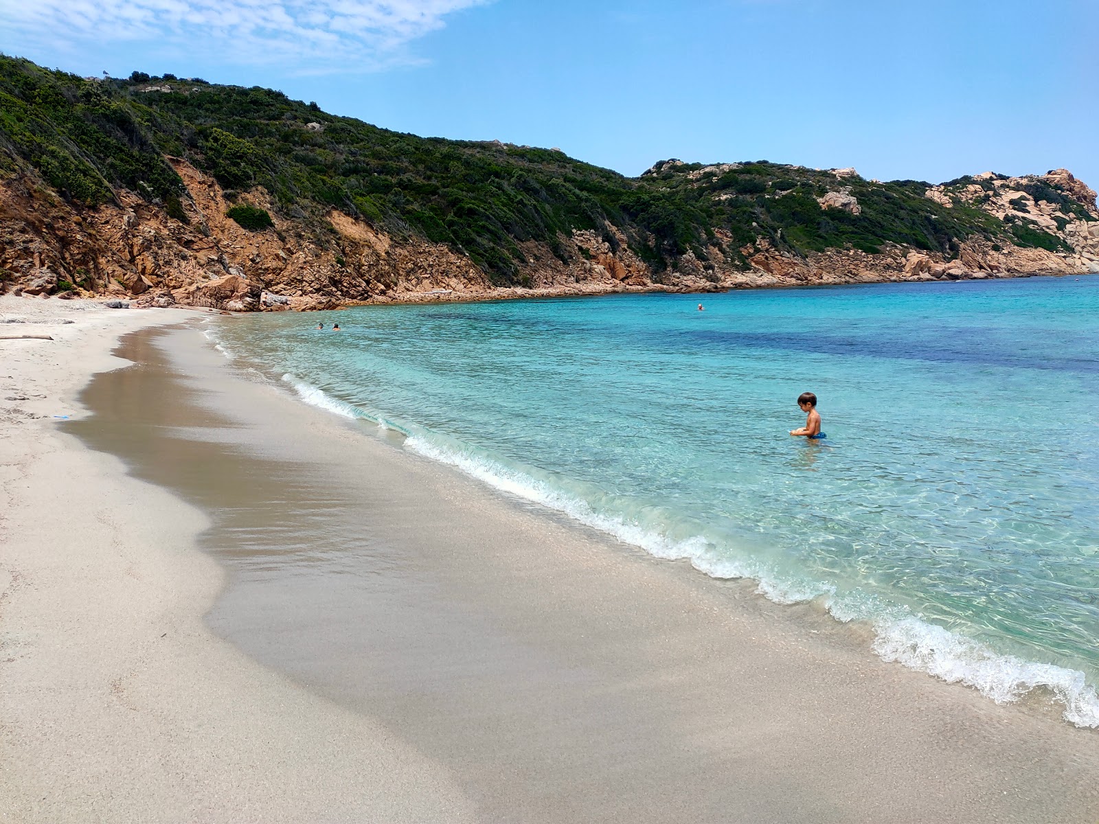 Valokuva Spiaggia La Balcacciaista. pinnalla turkoosi puhdas vesi:n kanssa