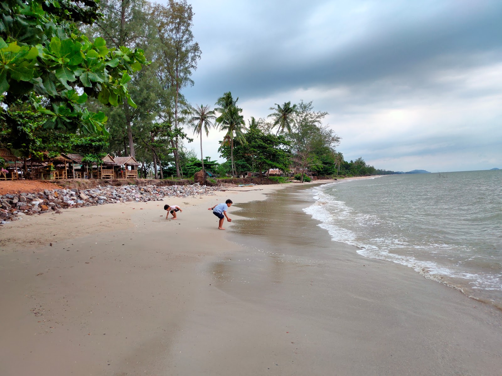 Foto af Soi Sawan Beach med lys sand overflade