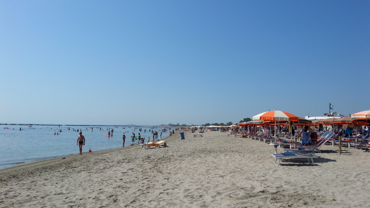 Photo de Lido delle Nazioni avec l'eau cristalline de surface