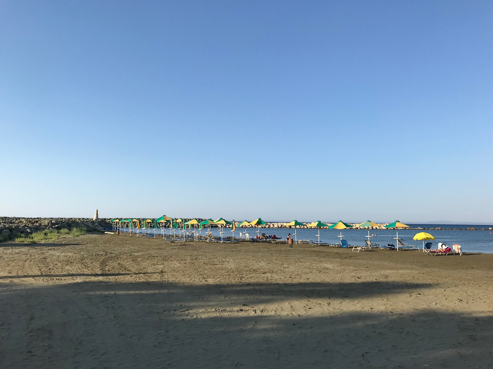Kato Pyrgos beach'in fotoğrafı kısmen otel alanı