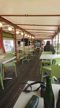 Atmosphère du Bar-restaurant à huîtres Huitres et moules Jean-Luc Tonneau à Le Vivier-sur-Mer - n°6