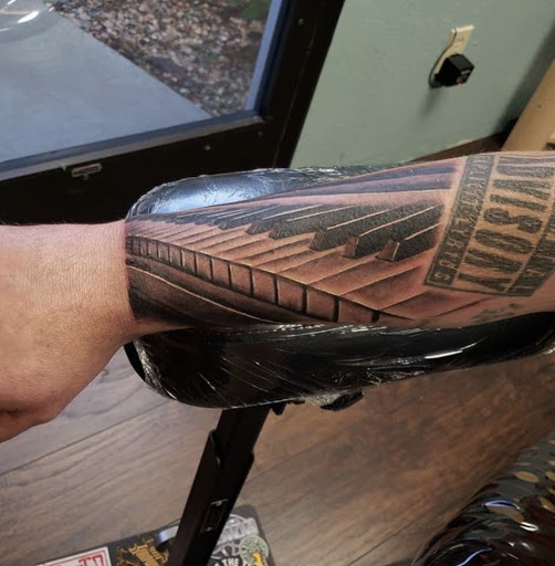 Tattoo Shop «12 Volt Tattoo Chico», reviews and photos, 194 E 8th St, Chico, CA 95928, USA