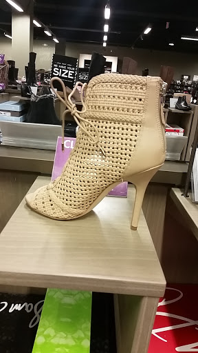 Shoe Store «DSW Designer Shoe Warehouse», reviews and photos, 124 West Market, Bloomington, MN 55425, USA