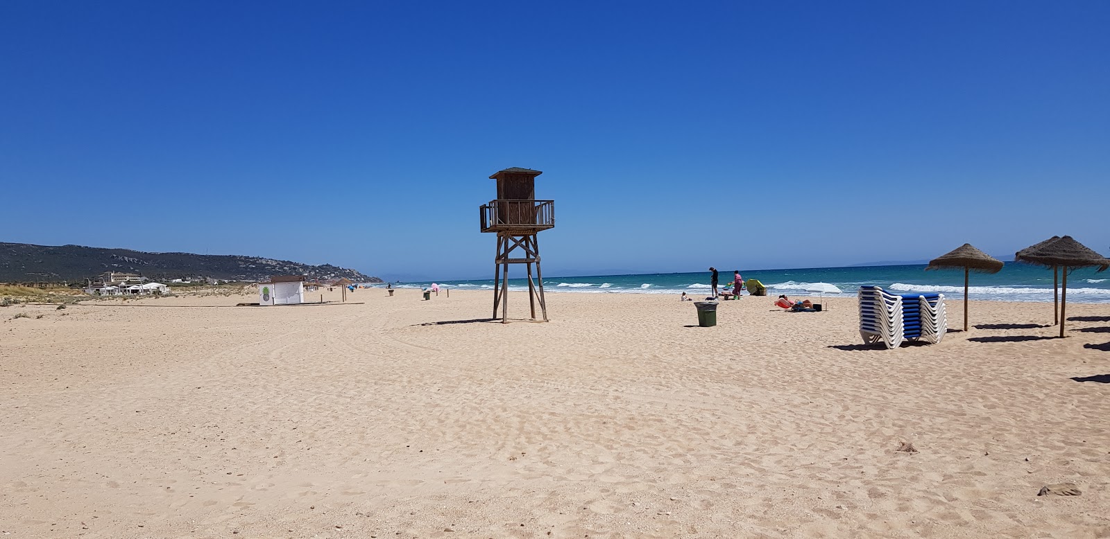 Playa de Zahara'in fotoğrafı parlak ince kum yüzey ile