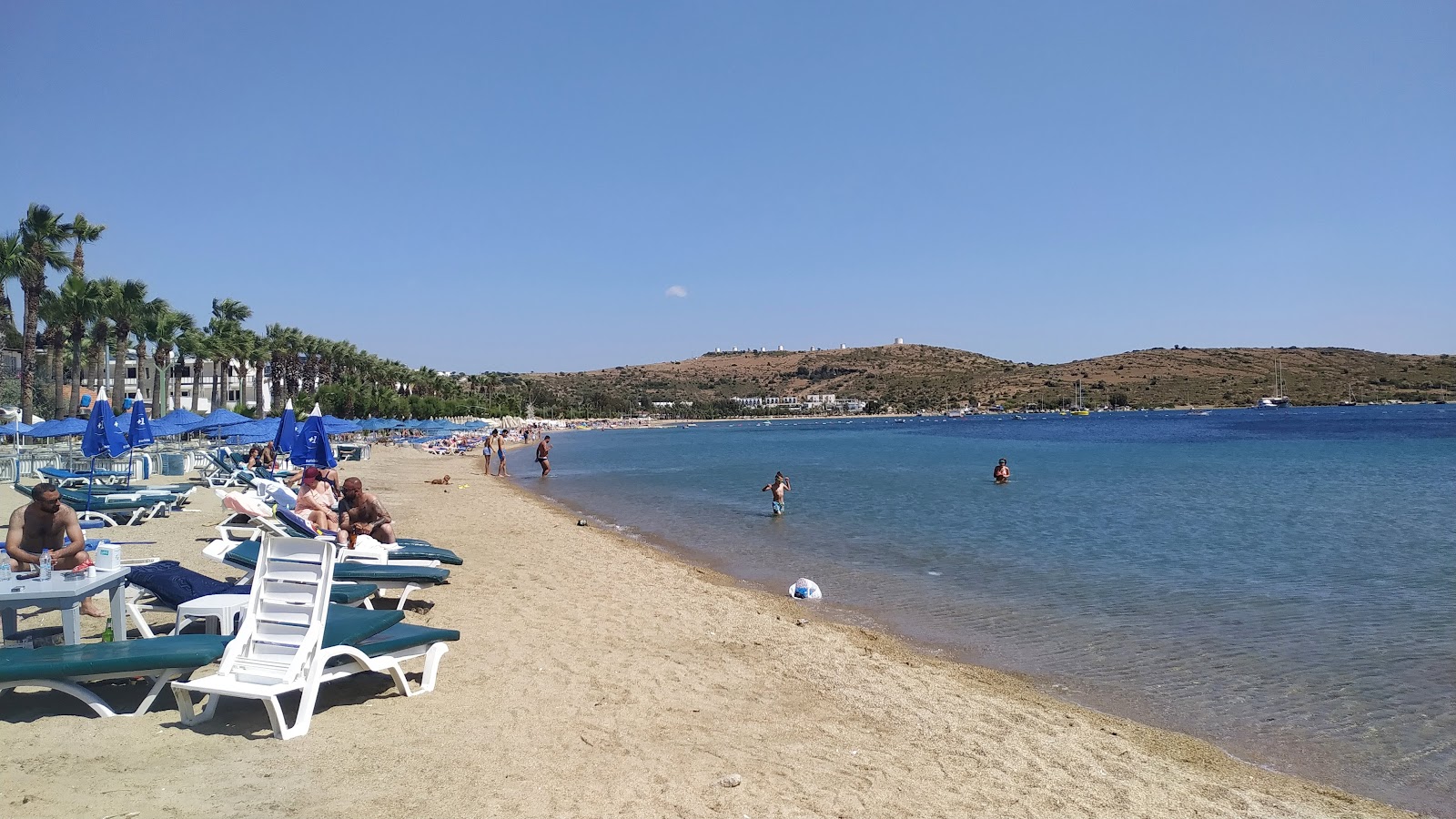 Fotografie cu Gumbet Beach cu o suprafață de nisip gri