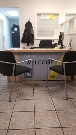 Used Car Dealer «Hertz Car Sales St. Louis», reviews and photos, 1285 N Hwy 67, Florissant, MO 63031, USA