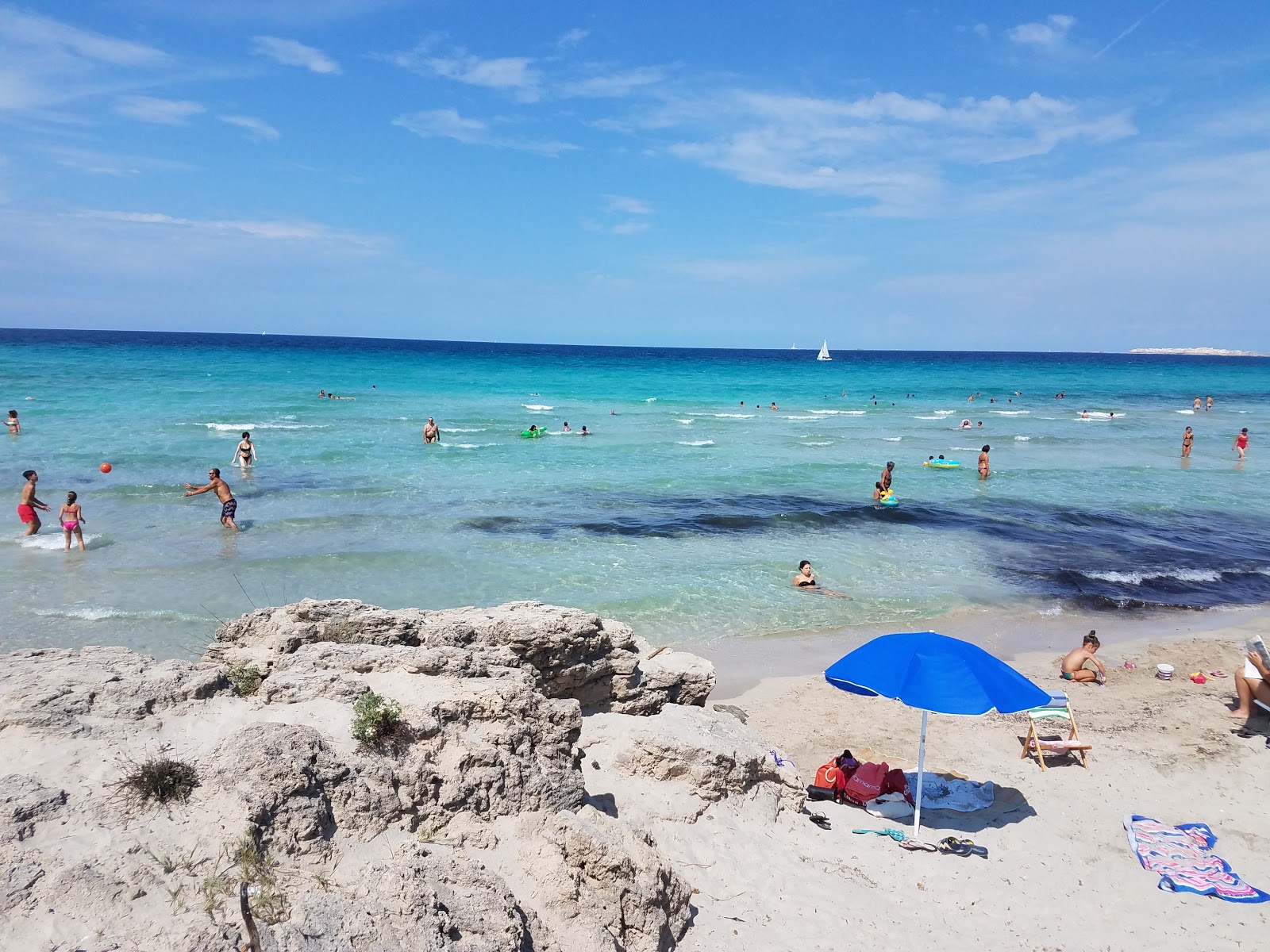 Fotografie cu Lovers beach cu o suprafață de apă pură albastră