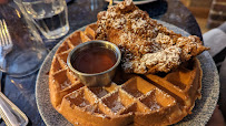 Chicken and Waffles du Restaurant brunch Kozy Notre Dame- All day Brunch & Coffee à Paris - n°1