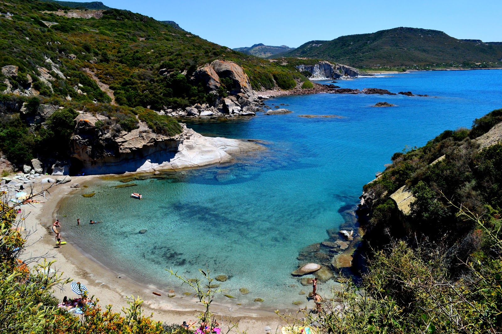 Fotografija Spiaggia Cumpoltittu z svetel pesek površino