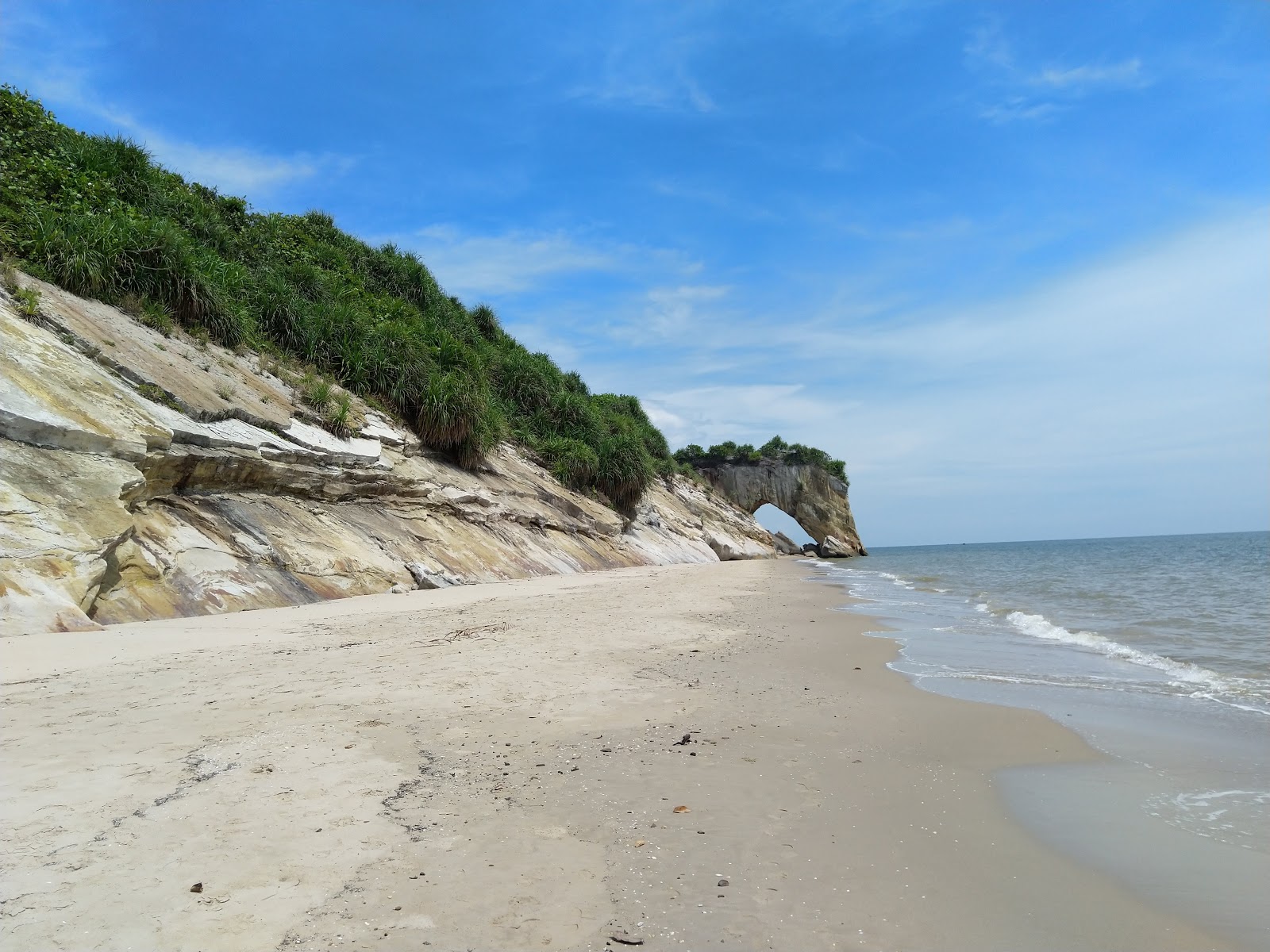 Foto di Tusan Bekenu Beach con una superficie del sabbia beige