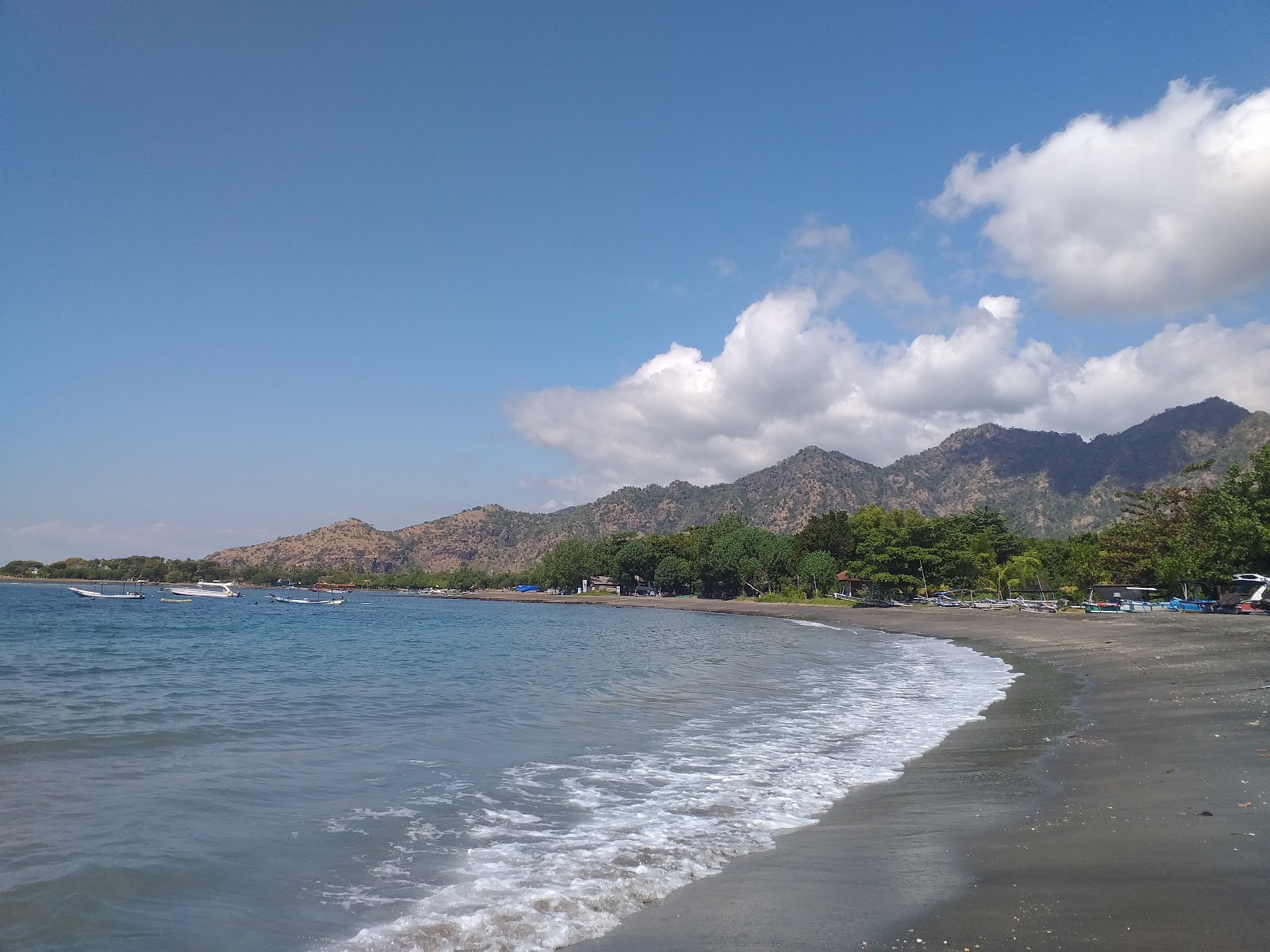 Foto de Pemuteran Beach con recta y larga