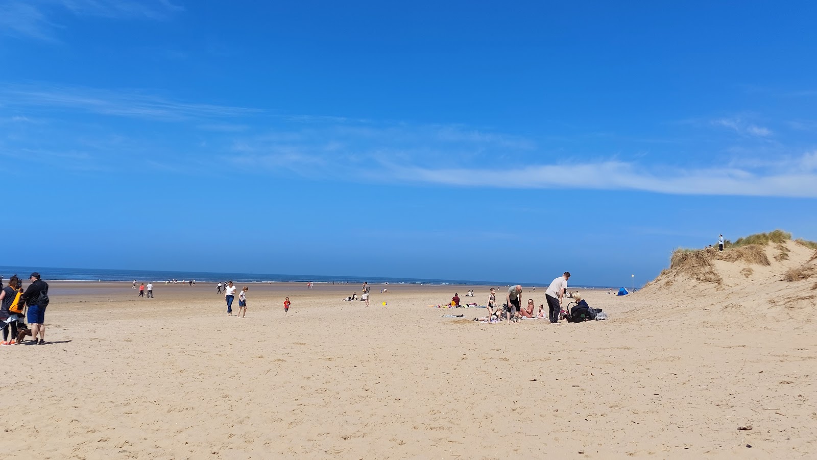 Foto van Formby Strand met helder zand oppervlakte