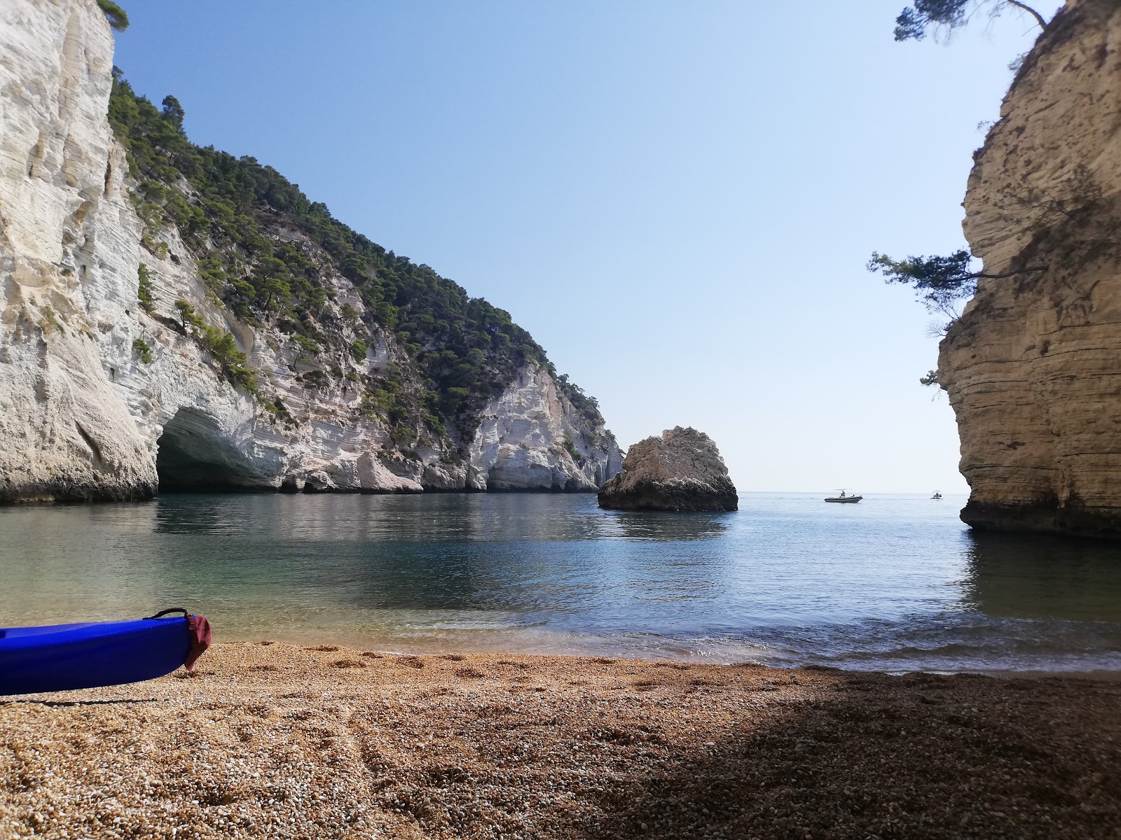Foto von Spiaggia di Baia del Leone mit kleine, beiger kiesel Oberfläche