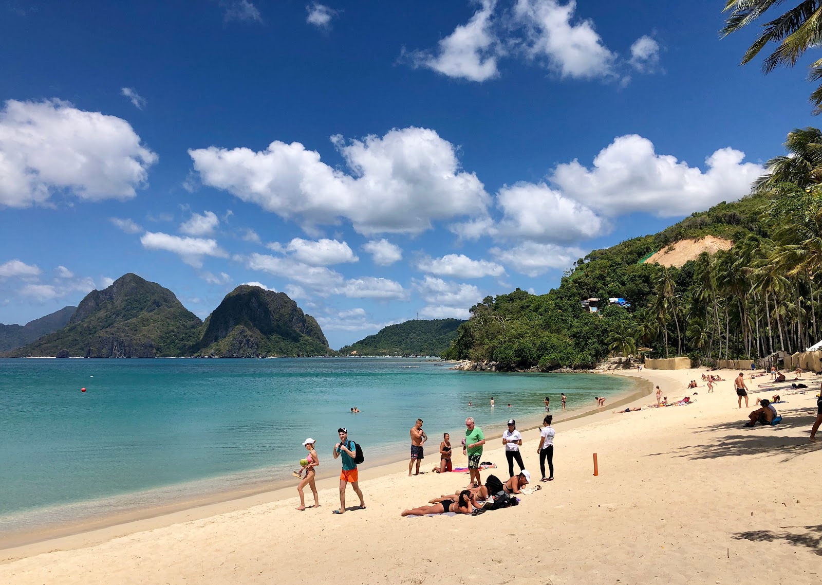 Foto von Marimegmeg Beach mit heller feiner sand Oberfläche