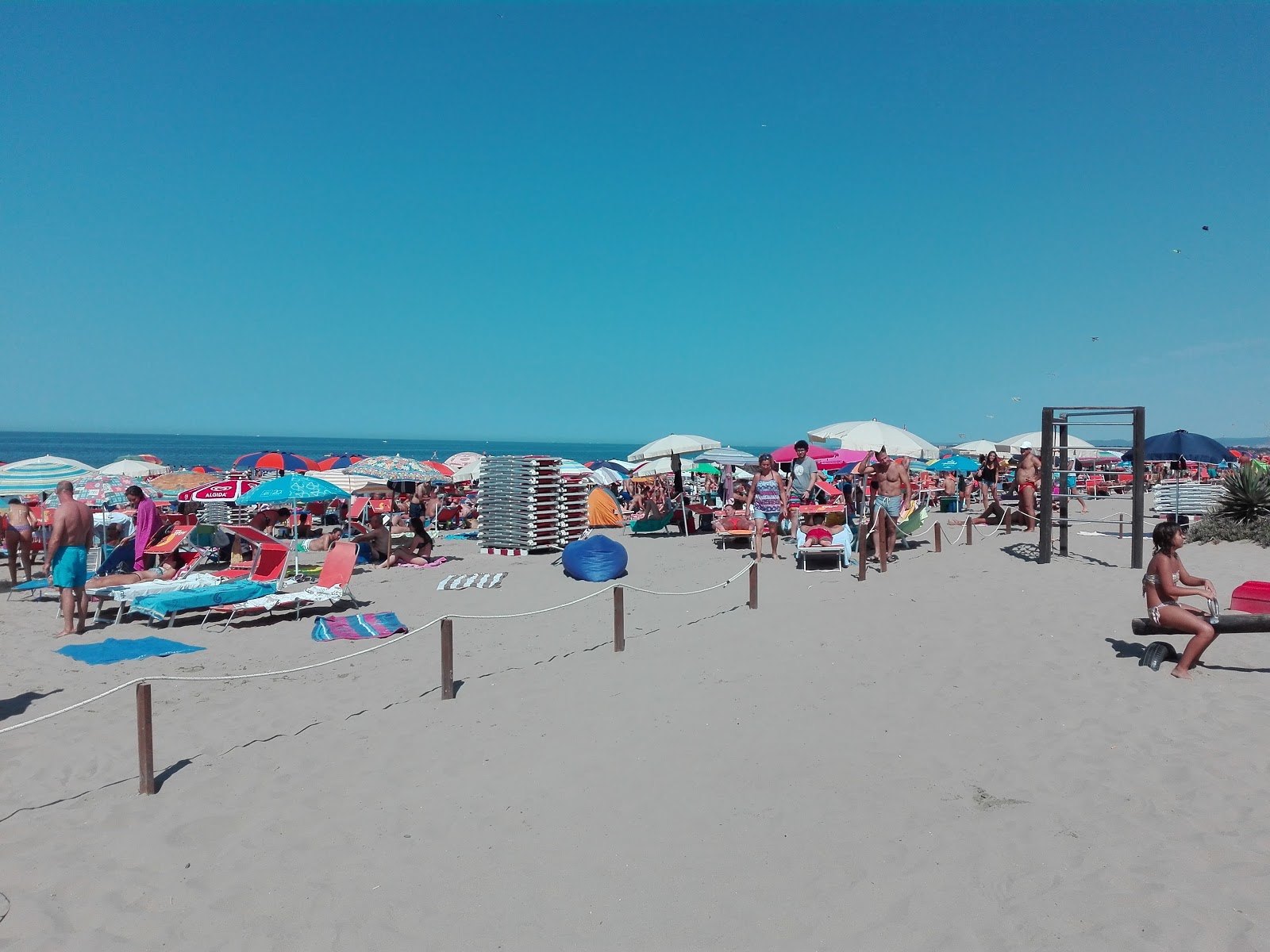 Passo Oscuro Plajı'in fotoğrafı mavi sular yüzey ile