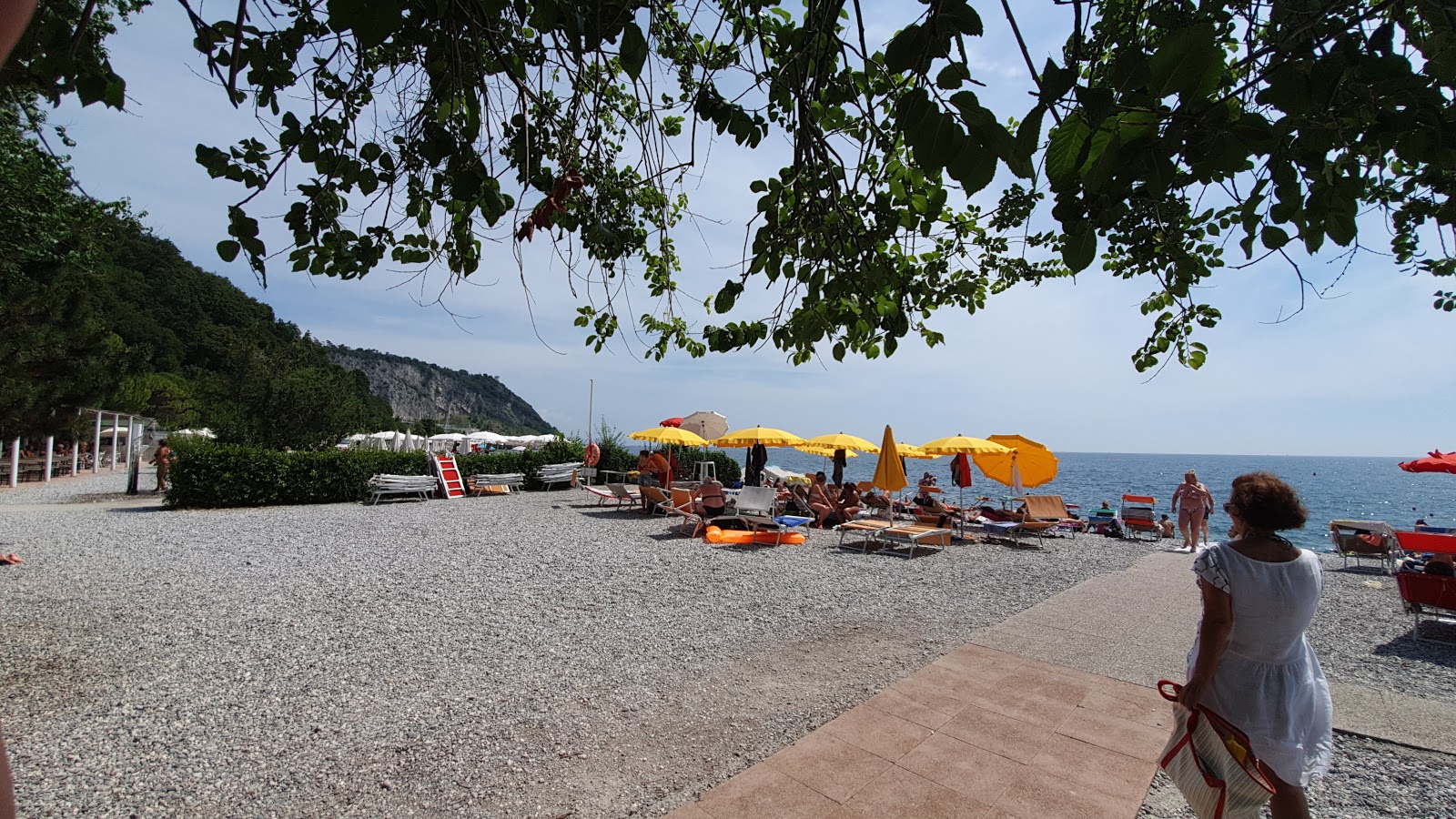 Photo de Caravella beach entouré de montagnes