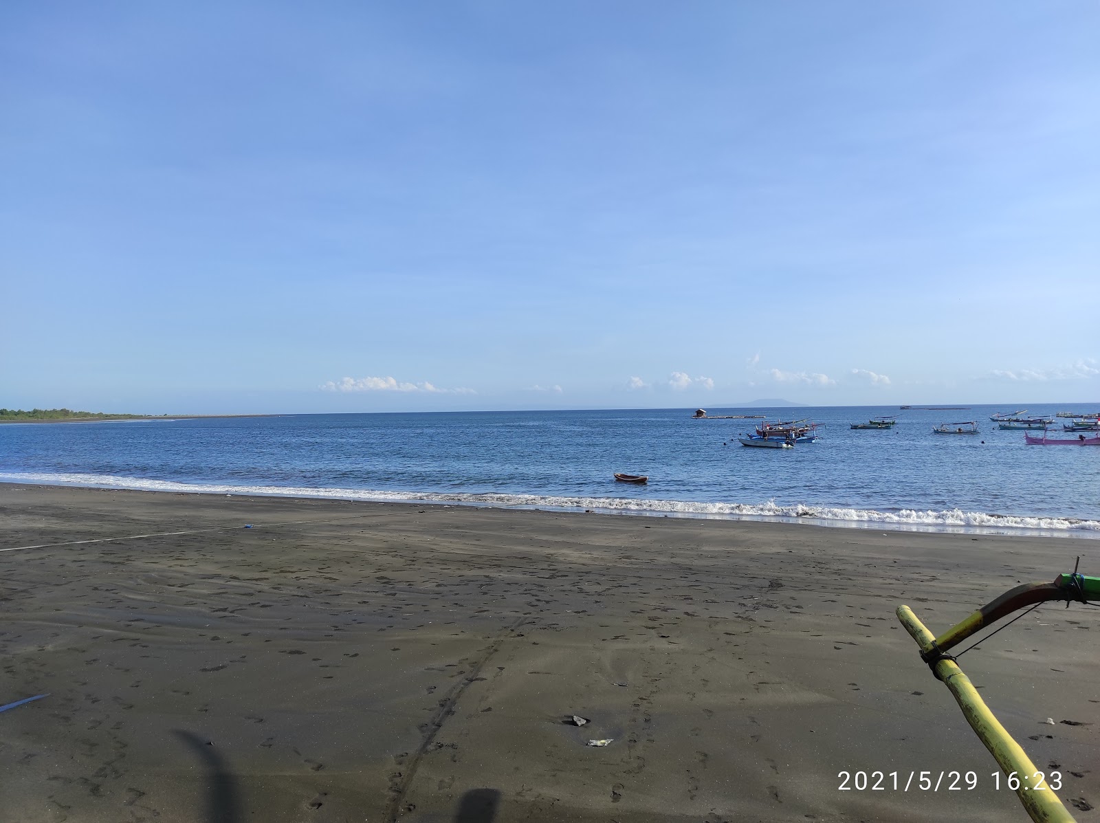 Foto de Candikusuma Beach con arena oscura superficie