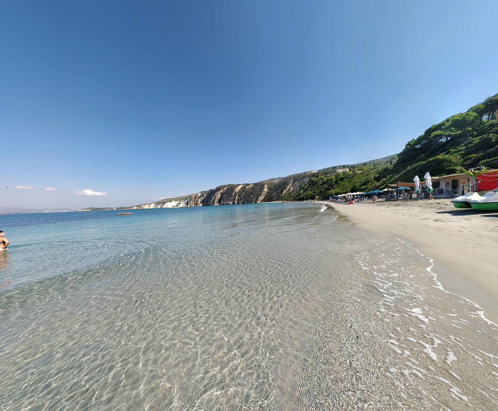 Zdjęcie Spasmata beach z powierzchnią jasnozielona woda