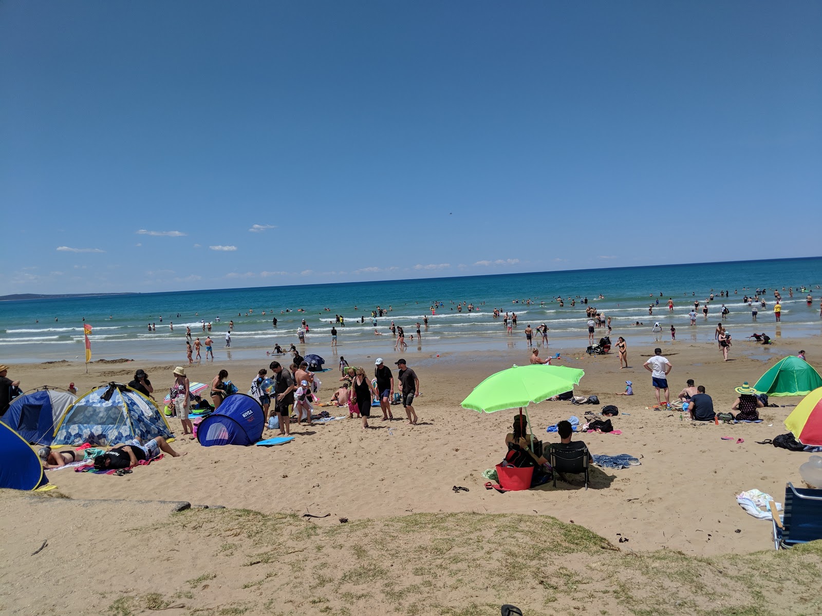 Foto de Lorne Beach rodeado por montanhas