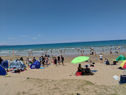 Foto av Lorne Beach omgiven av berg