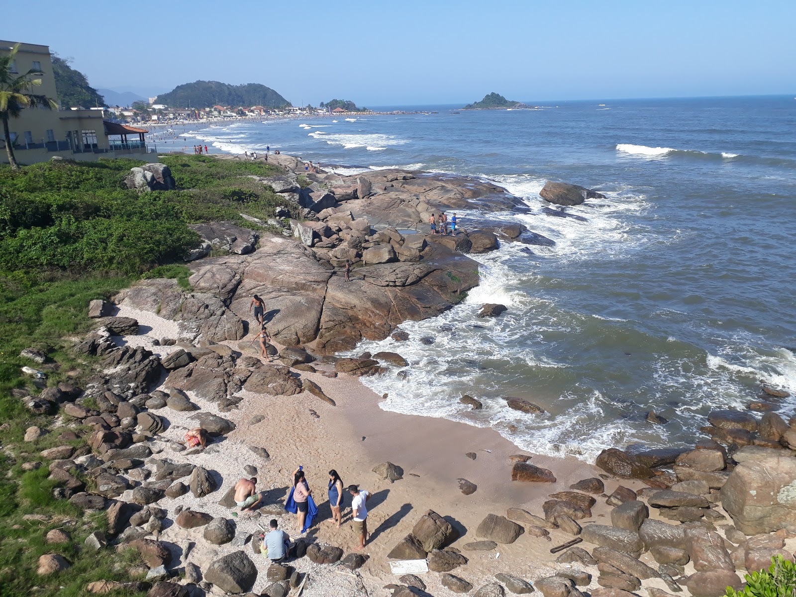 Foto di Praia Das Conchas con una superficie del sabbia di conchiglie beige
