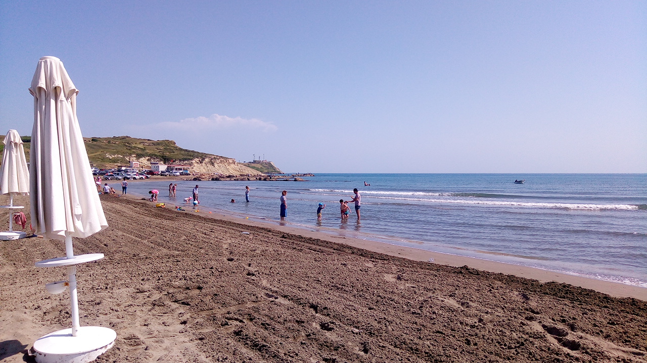 Foto von Harbis beach mit türkisfarbenes wasser Oberfläche