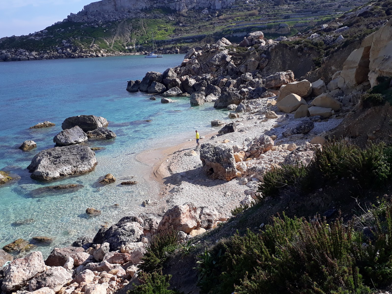 Foto di Imgiebah Bay con una superficie del acqua cristallina